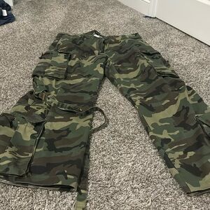 Camo cargo 2x fashion nova pants